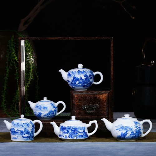 民间艺人手绘青花瓷茶壶