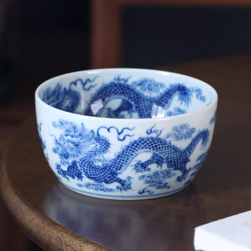 民间艺人手绘青花釉下彩陶瓷