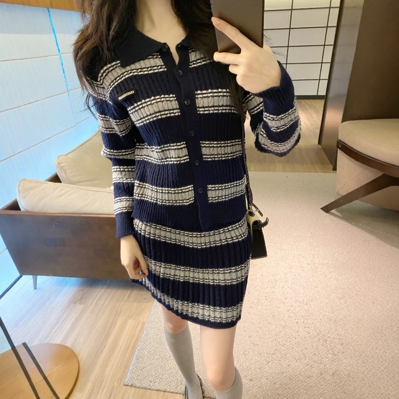 翻领毛衣上衣+半身短裙两件女2025秋冬季学院风字母条纹针织套装