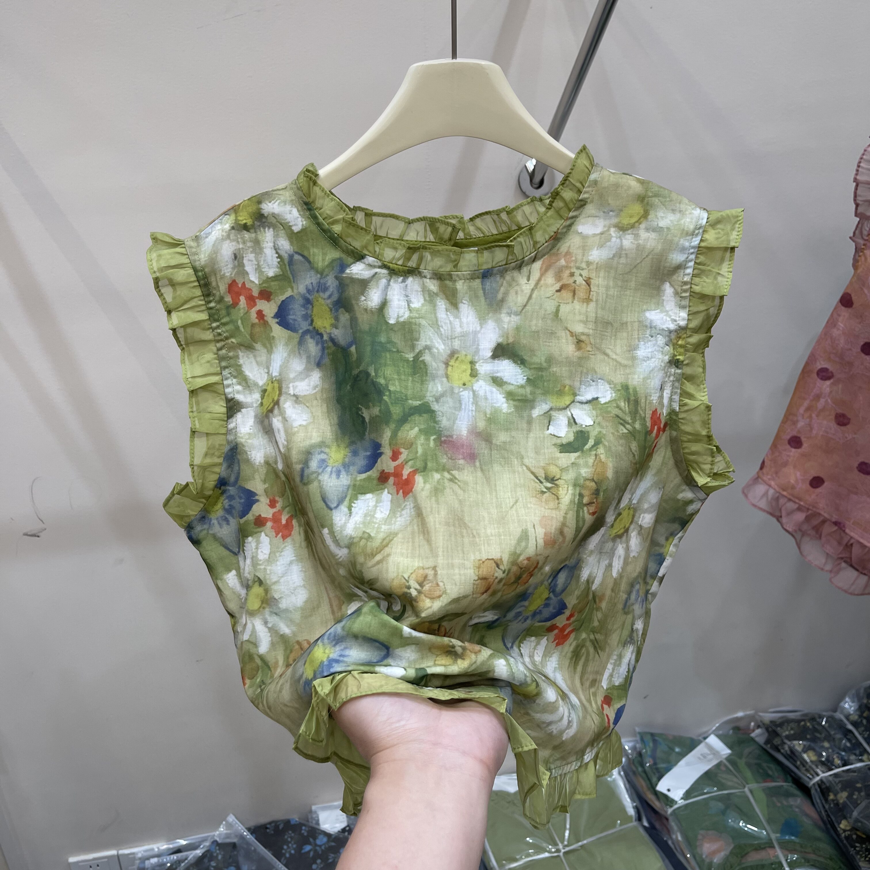 彩色碎花甜美木耳边无袖印花小衫