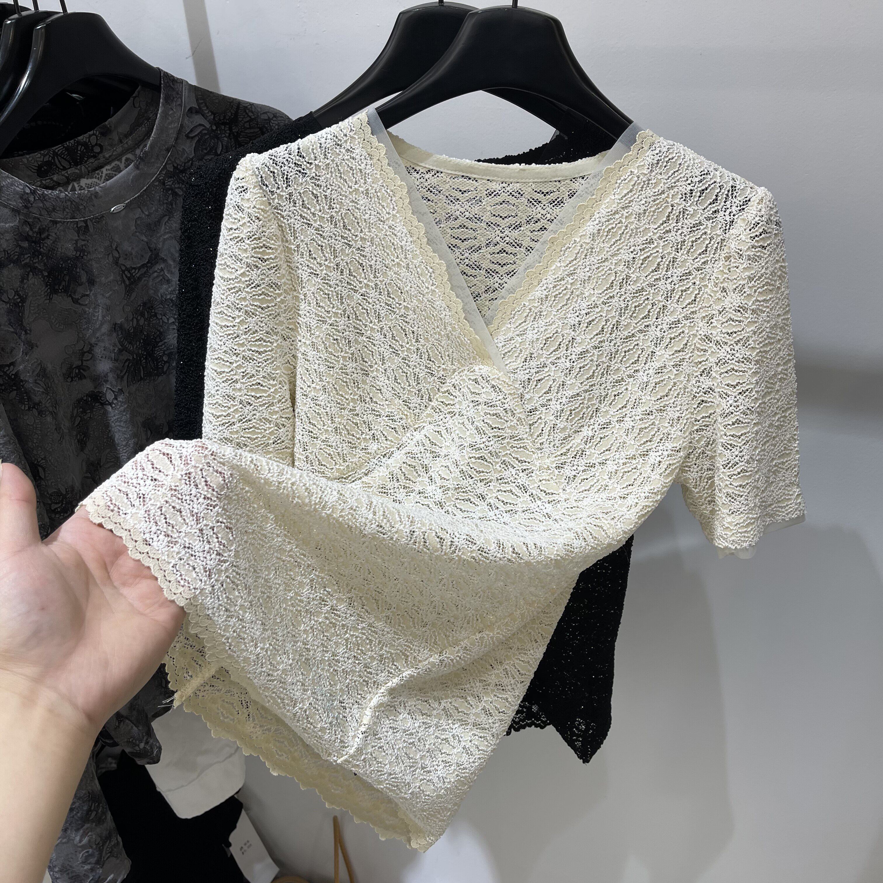 时尚V领蕾丝拼接短袖T恤女2026春夏新款米白色清新百搭打底衫上衣