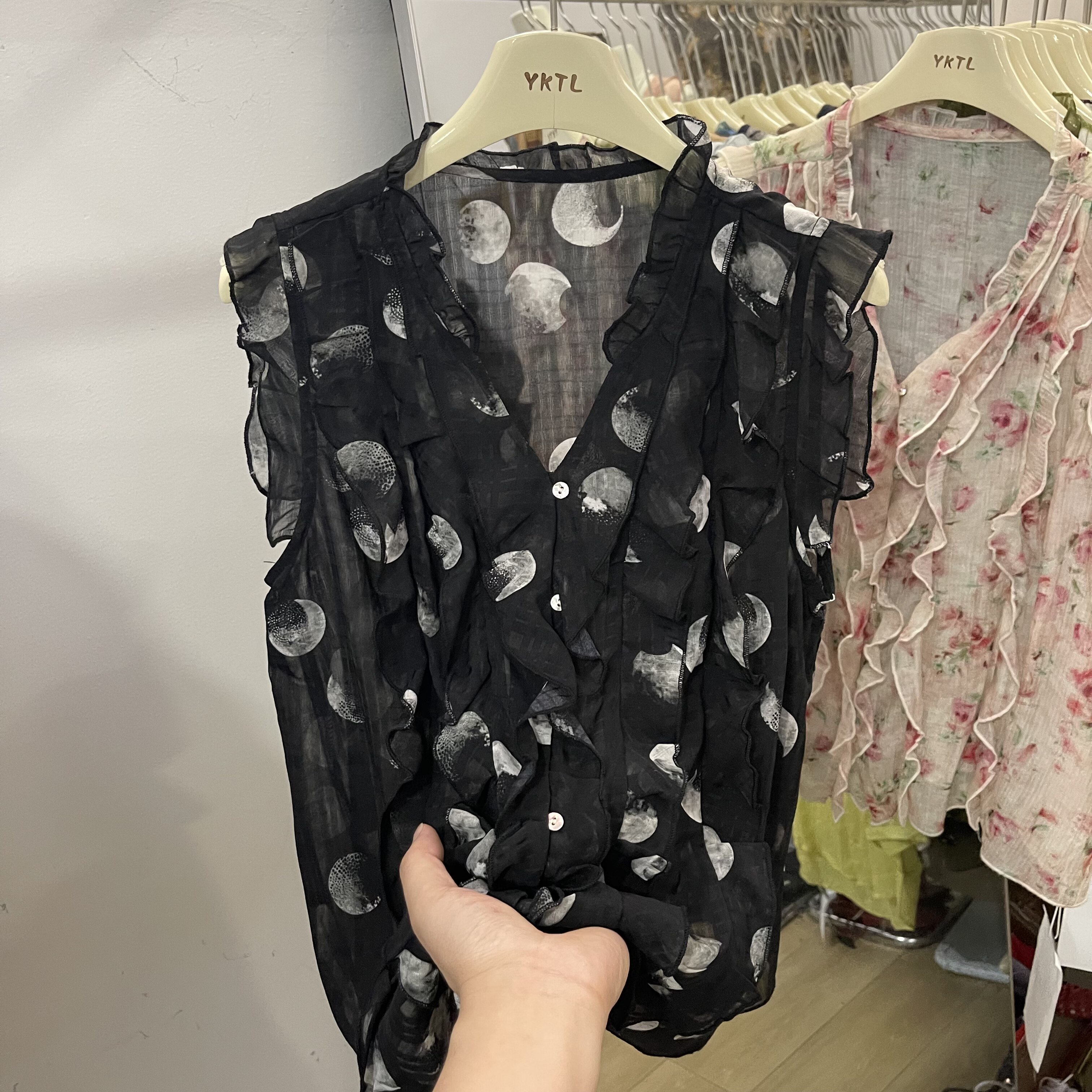 V领荷叶边无袖印花单排扣衬衫女