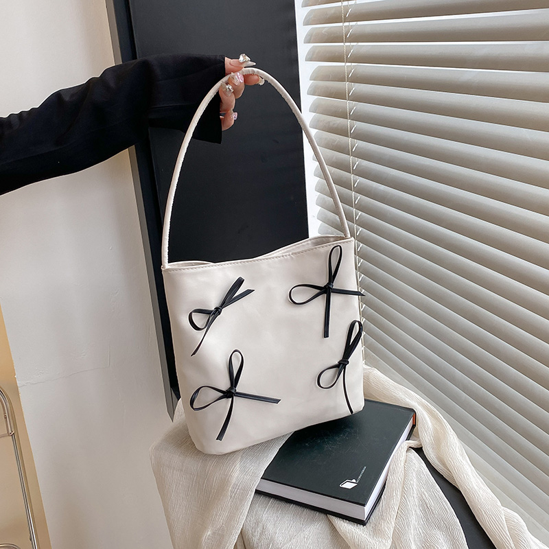 今年流行韩版手提水桶包