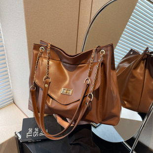 今年流行锁扣流浪包包女2025新款百搭单肩腋下包大容量通勤托特包
