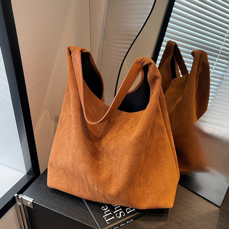 高级感大容量女士单肩包水桶包