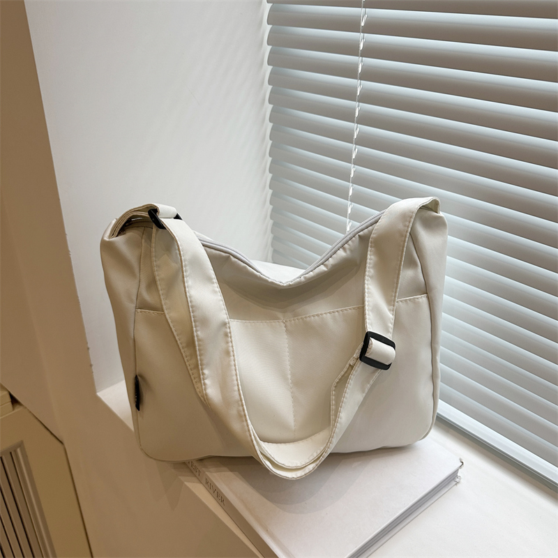 百搭宽带斜挎包女士流行水桶包
