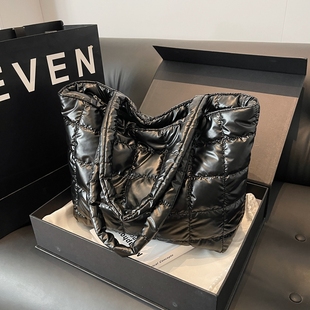 今年流行大容量包包2023新款 休闲托特包女小众百搭ins棉服包 时尚