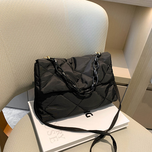 今年流行秋冬菱格斜挎包包2022新款包包女高级感潮小众百搭小方包