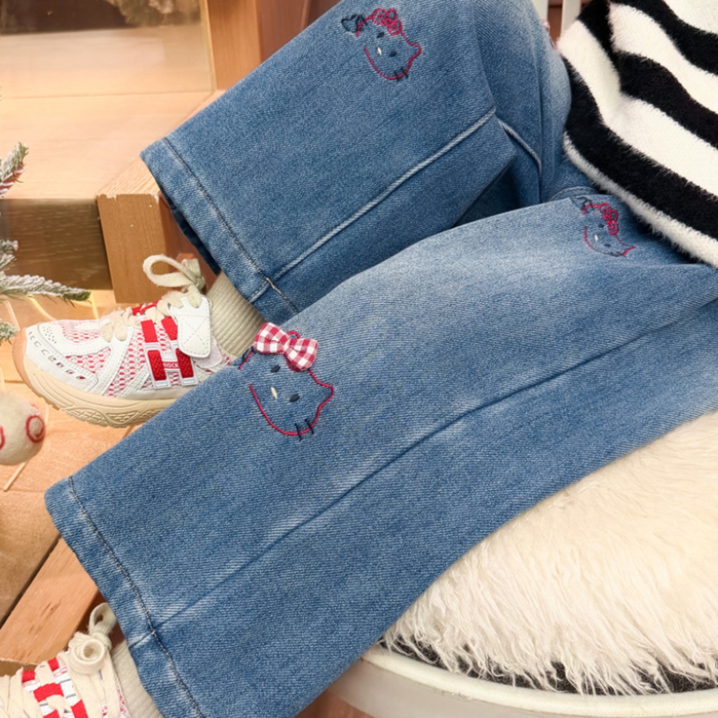 女童裤子2025新款洋气时髦加绒加厚冬款可爱小熊保暖牛仔裤一体绒