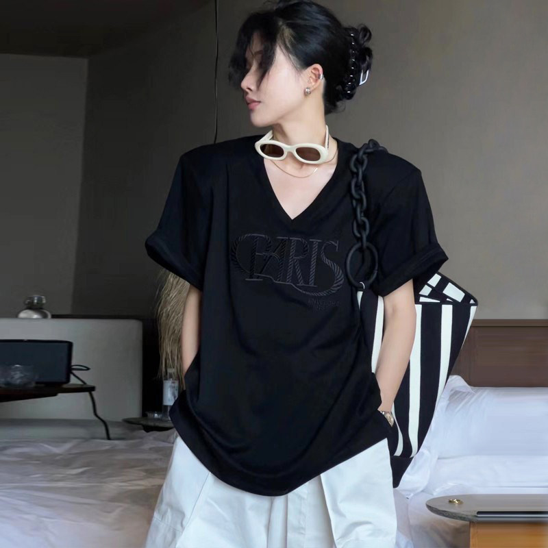黑色正肩t恤女2024新款韩版宽松字母绣花短袖v领体恤纯棉垫肩上衣