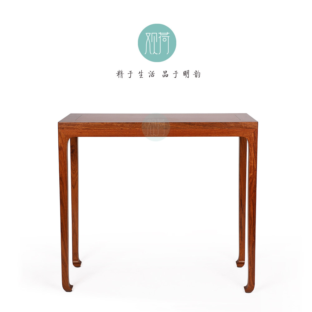 此桌结构采用了较为简练的造法 每个构件干净利落 整体造型峭拔精神 使此桌显得骨相清奇 劲挺不凡 乃明式桌案类经典之作