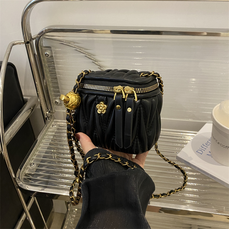 小香风女童斜挎包山茶花盒子包