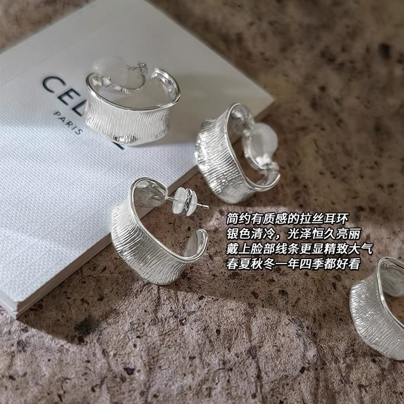 美洋同款素丝肌理宽面耳环
