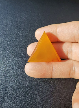 中国水晶矿石天然红玛瑙金字塔型吊坠 31*35*11mm13.7g