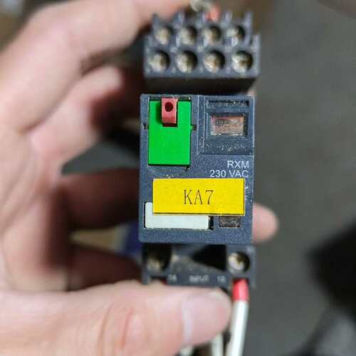 议价施耐德继电器 RXM 230VAC，带底座RXZE2M114