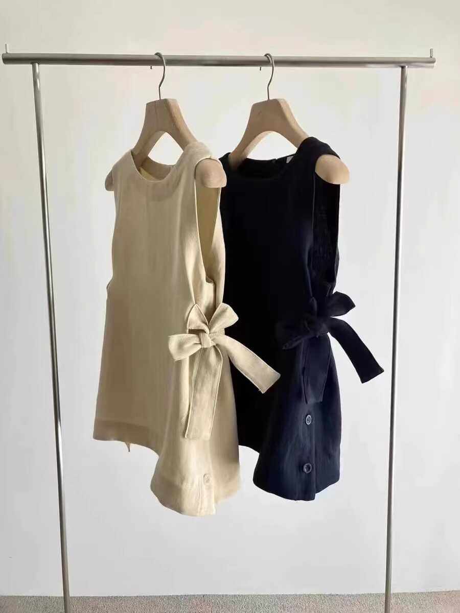 侧纽扣十三行女装无袖设计感