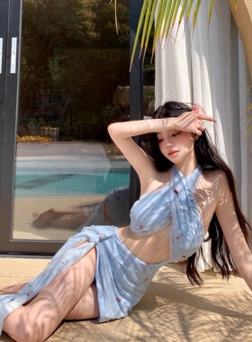 蓝色网纱刺绣小花交叉挂脖设计性感飘带海岛度假带胸垫气质泳衣女