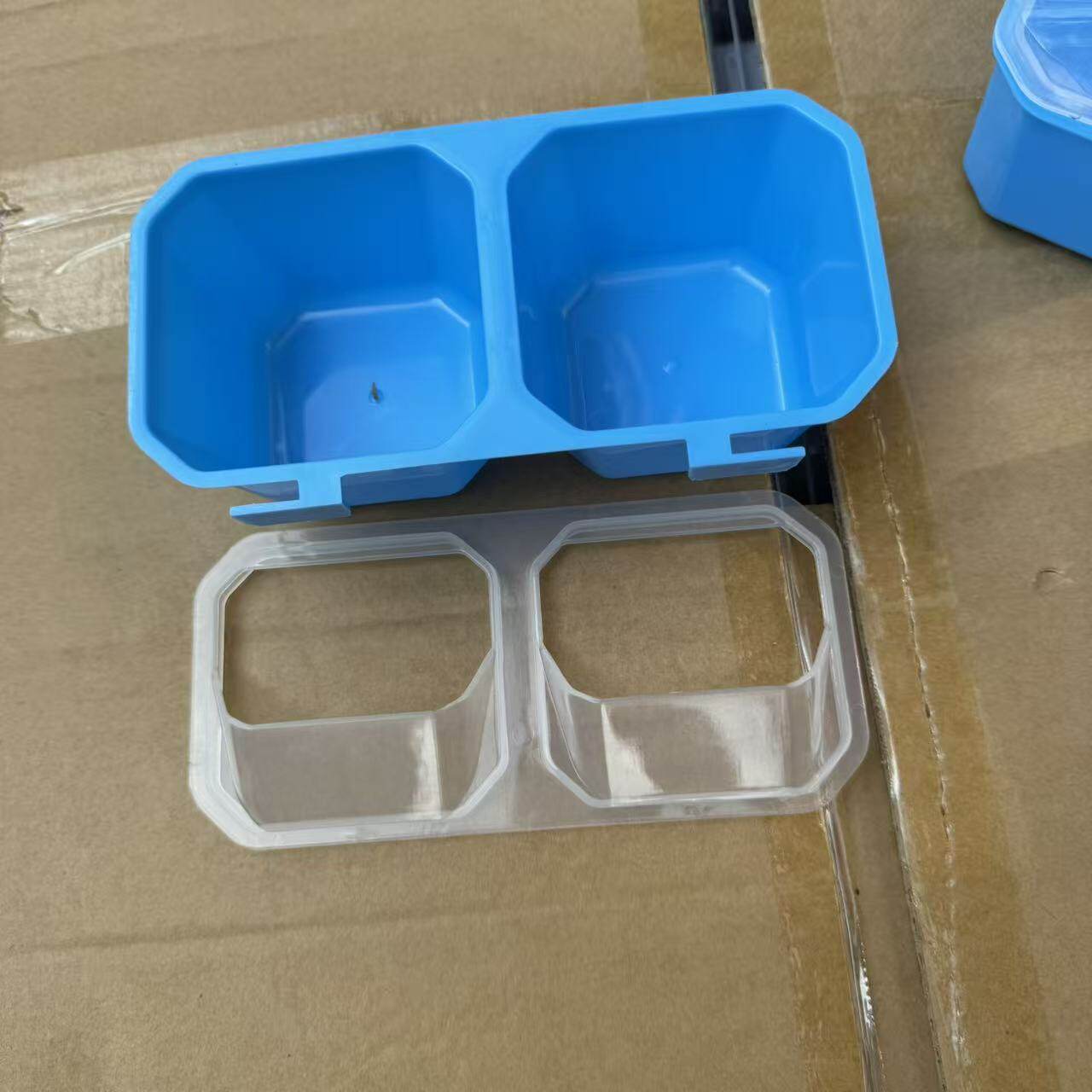 新款防撒鸽子食盒挂盒鹦鹉小鸡专用信鸽鸽子喂食喂水鸟食盒用品