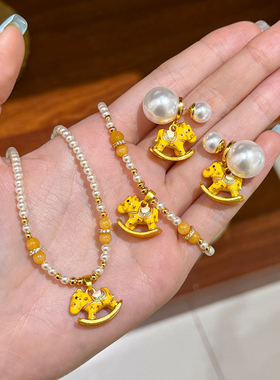 原创时尚可爱黄色滴油珐琅施家珍珠木马项链轻奢小众高级感锁骨链