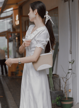 初恋白色连衣裙褶皱收腰显瘦减龄法式v领出游仙女长裙女