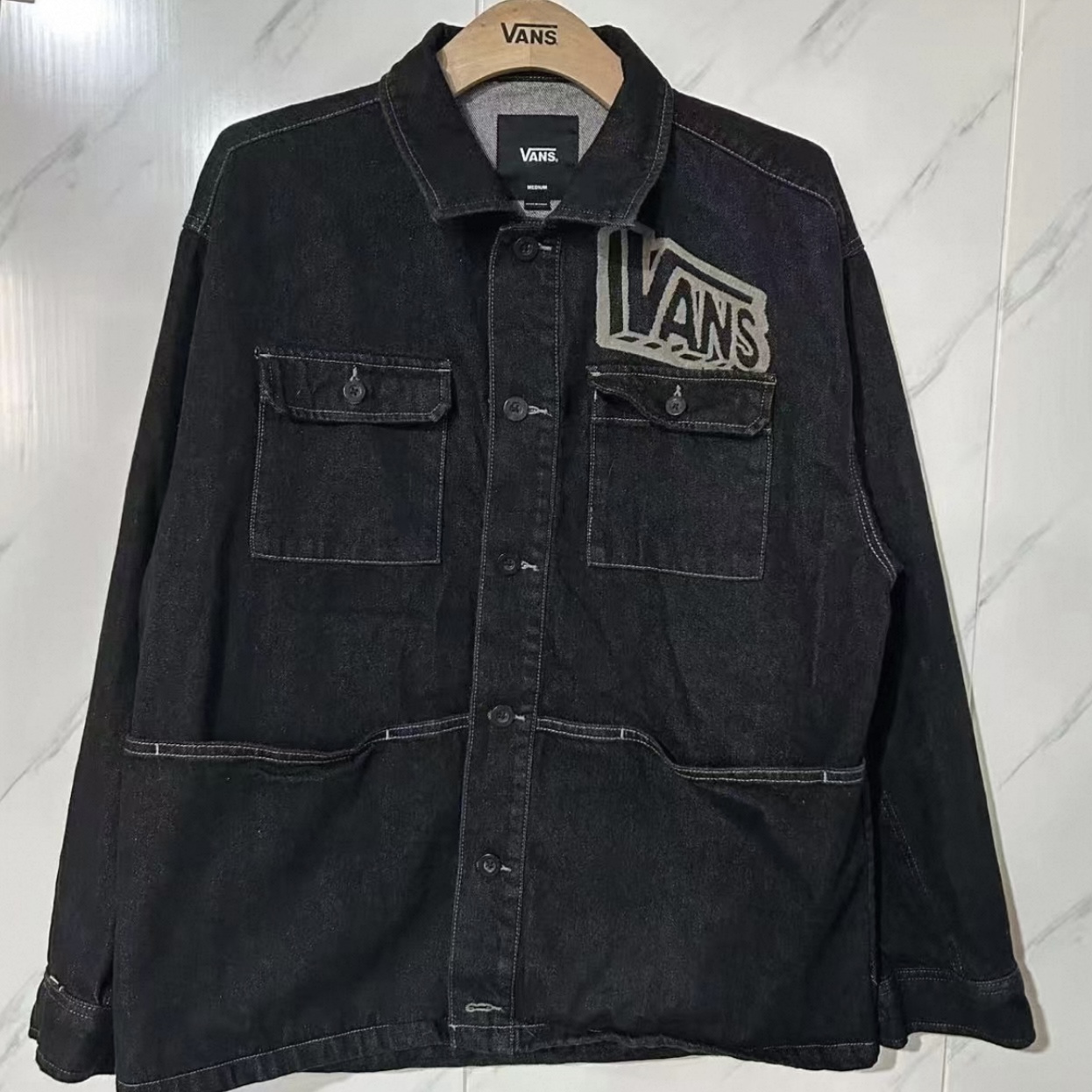 VANS春秋季深灰字母百搭舒适情侣款休闲翻领牛仔外套VN000W54Q47