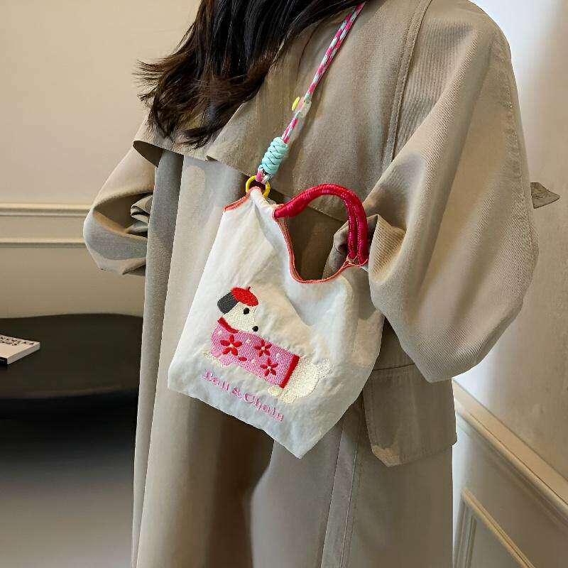 日系刺绣可爱腊肠狗水桶包女2026新款手机包百搭通勤单肩斜跨包包