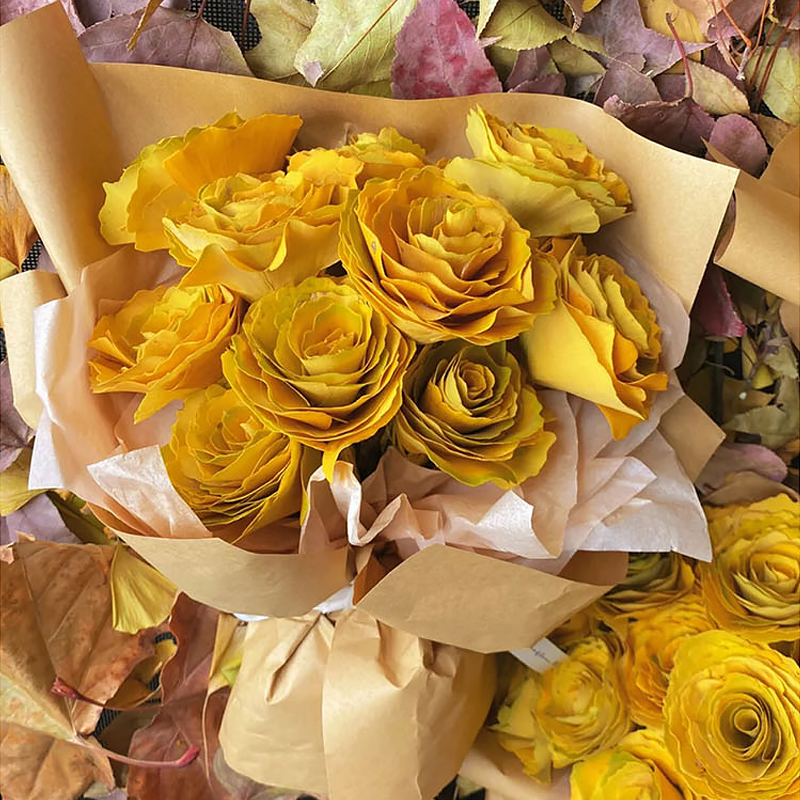 银杏叶玫瑰花束真树叶新鲜