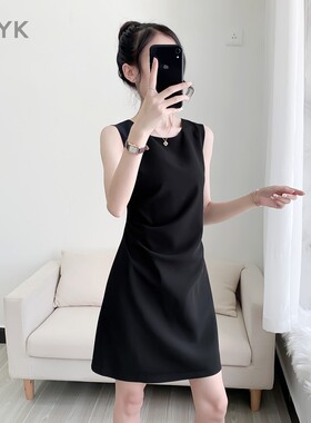 赫本风高级感无袖小黑裙2025夏季新款气质修身显瘦绝美黑色连衣裙