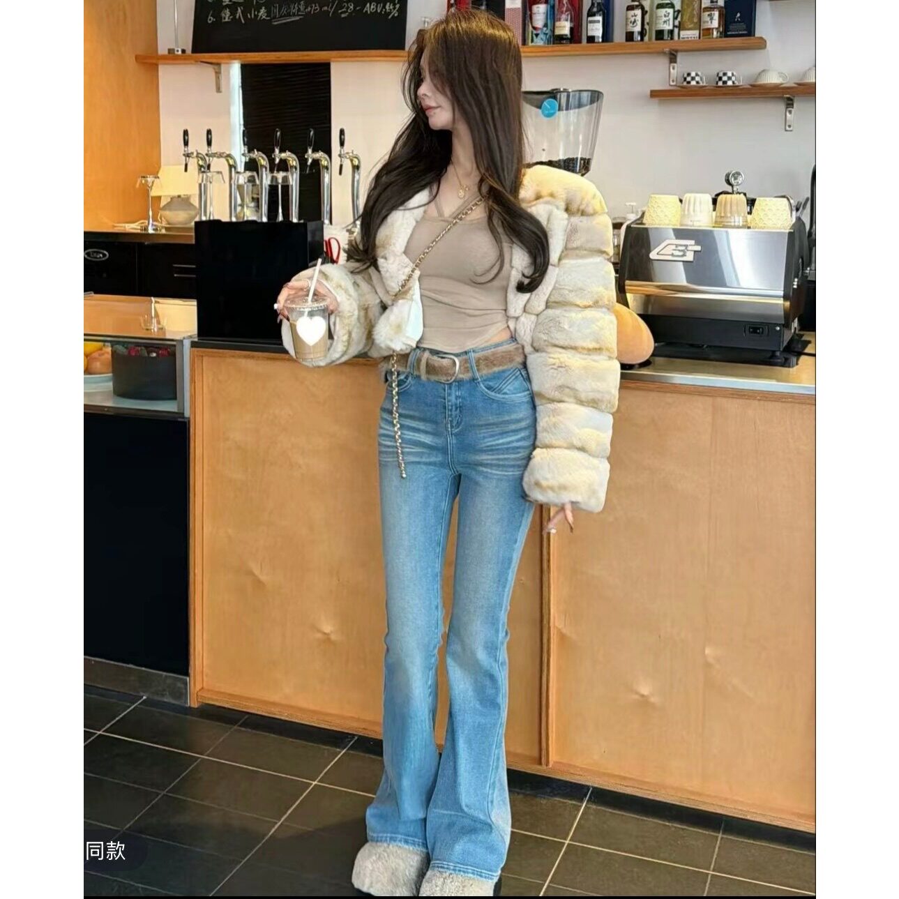 卡其色纯欲交叉打底毛毛腰带牛仔喇叭裤女2025冬季新款超好看一套