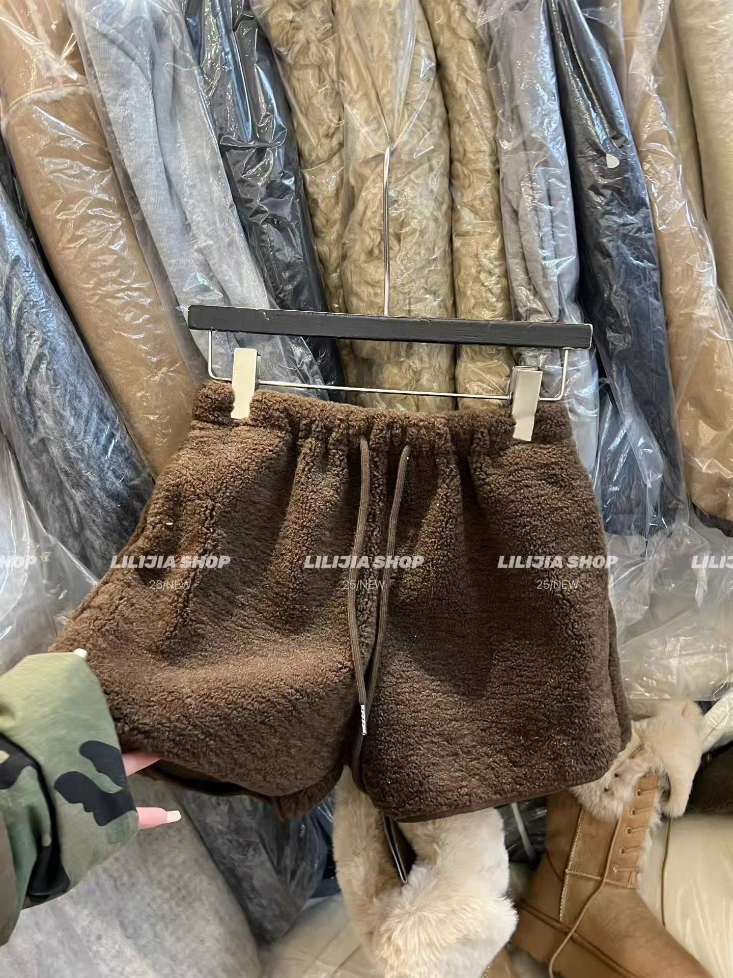 韩国东大门2025冬季新款韩版宽松休闲松紧腰抽绳百搭羊羔毛短裤女