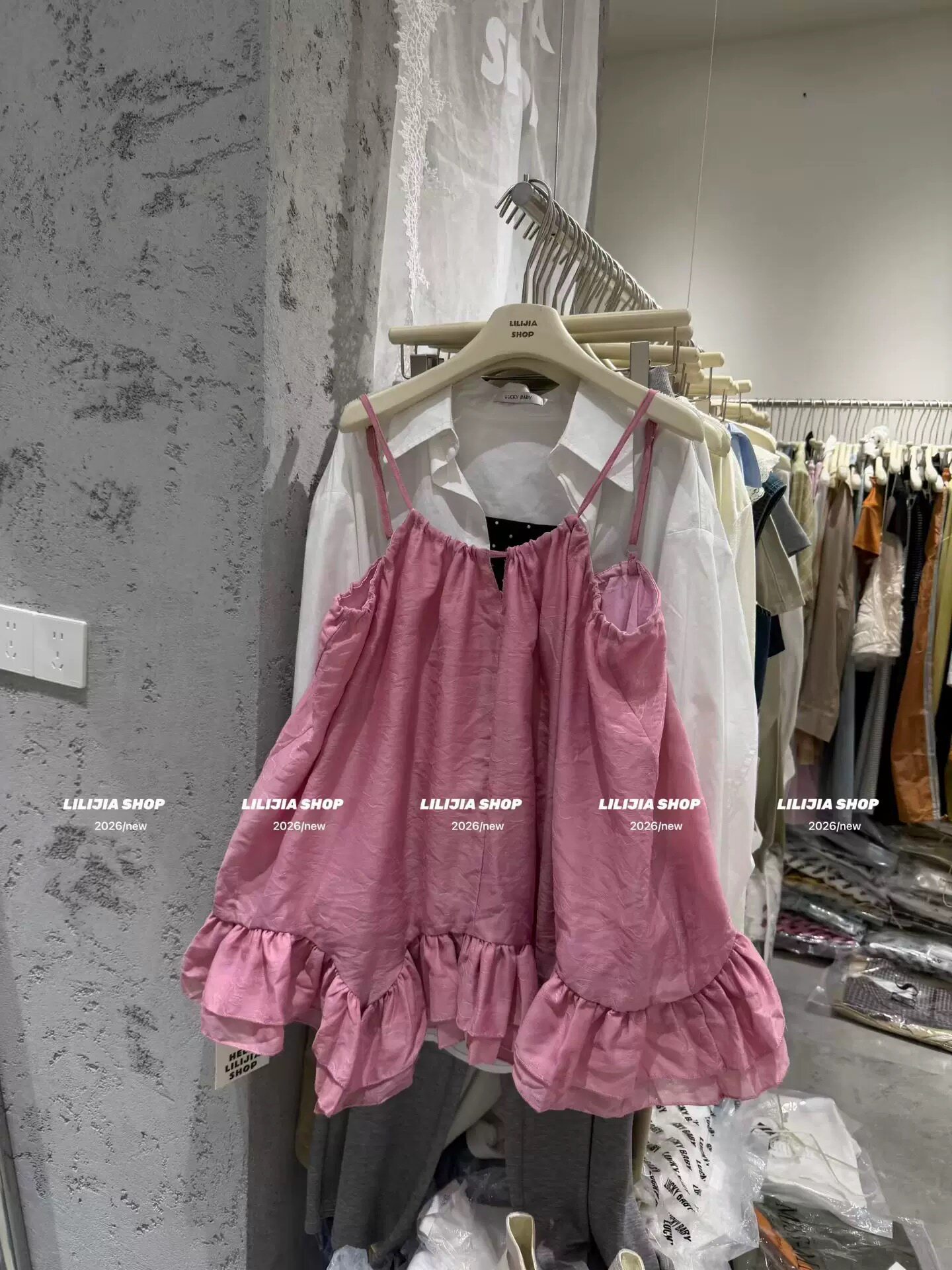 正品实拍小个子绝美度假风连衣裙女2026夏季不规则荷叶边吊带裙潮
