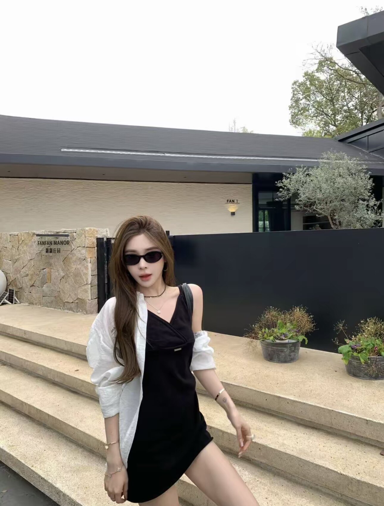 九月家【告白信】白色美式印花防晒衬衫/黑色V领卷边针织吊带裙潮