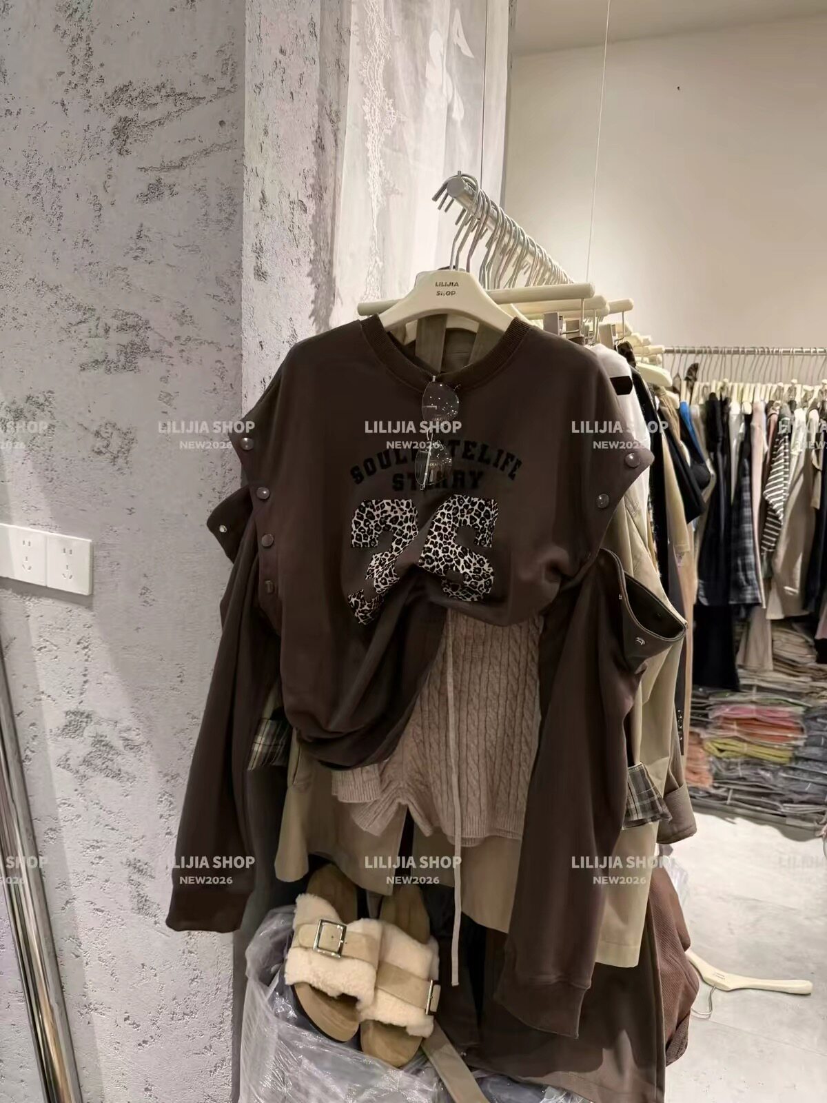 LiLijia正品2026秋季新款韩版时尚显瘦豹纹字母印花漏肩长袖卫衣