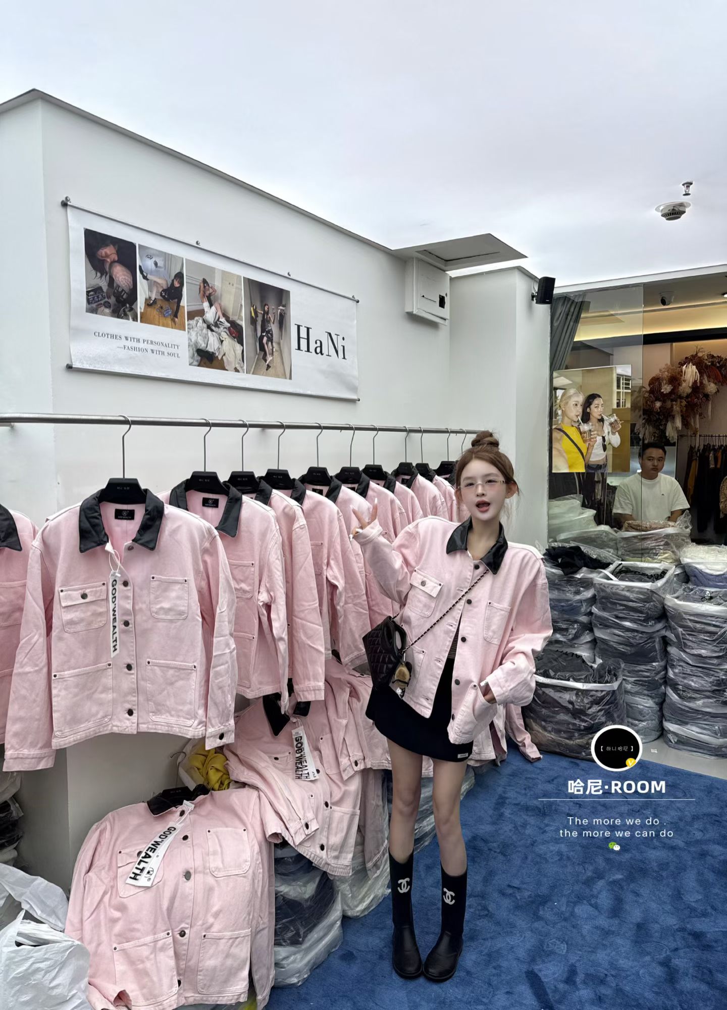 财神家正品2026年秋季新款百搭垫肩翻领拼pu皮宽松工装牛仔外套女