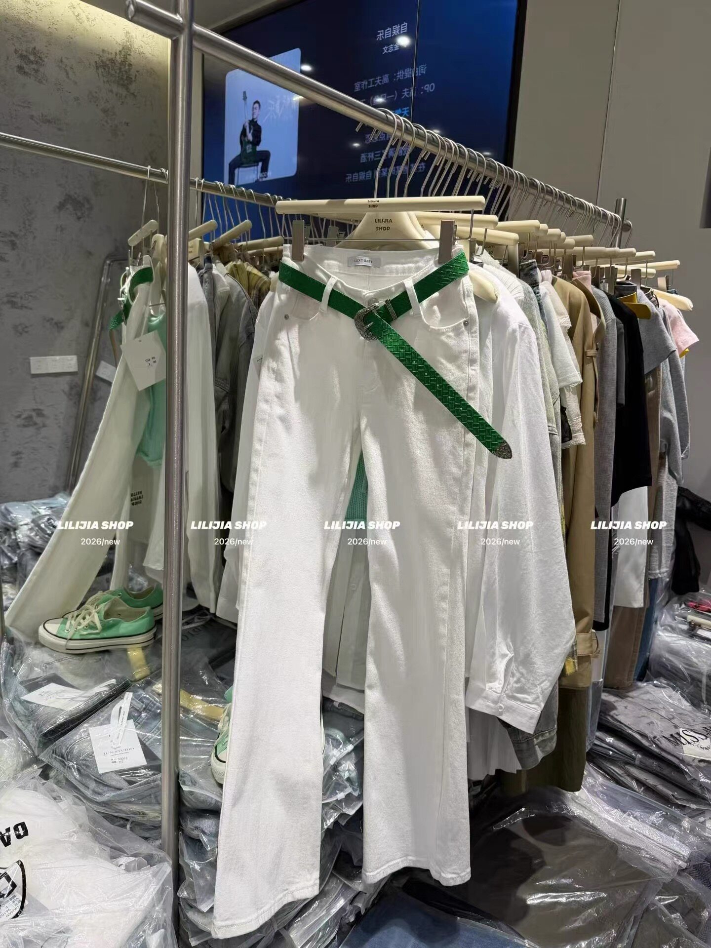 正品实拍2026新款韩版时尚百搭显瘦白色高腰微喇叭牛仔裤女配腰带