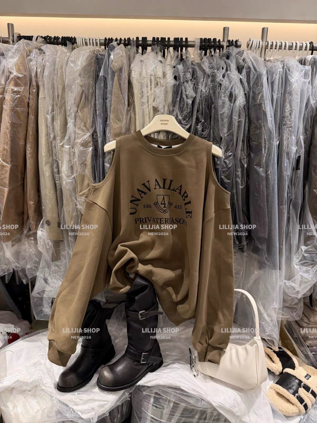 LiLijia正品 秋季新款韩版时尚百搭显瘦漏肩字母印花宽松长袖卫衣