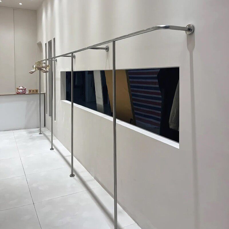 服装店墙上展示挂衣架不锈钢图片
