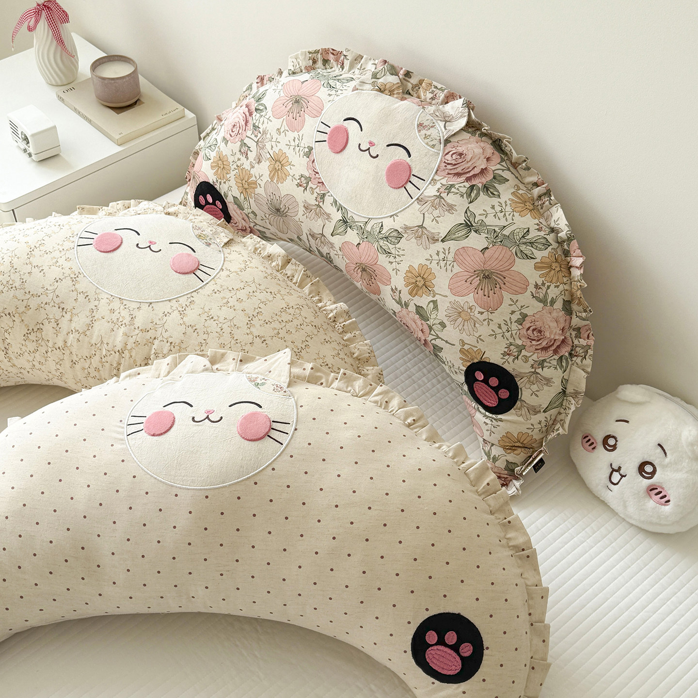 可爱猫咪月亮形抱枕少女心碎花纯棉麻花边靠垫睡觉夹腿枕头可拆洗