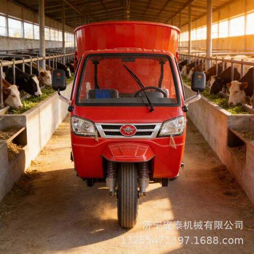 养殖场饲草混合投料机牛羊驴自走式抛草机柴油多功能全日粮撒料车