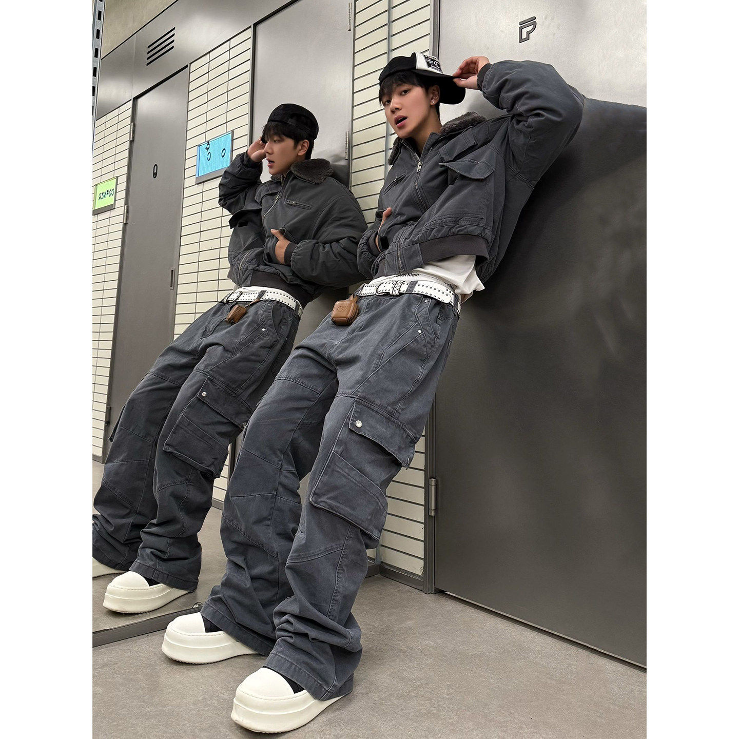 深灰色褶皱弯刀工装裤男款春季多口袋直筒伐木裤子休闲微喇阔腿裤