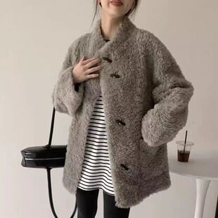 100绵羊羔毛慵懒风牛角扣2025冬季新款皮毛一体皮草外套女中长款