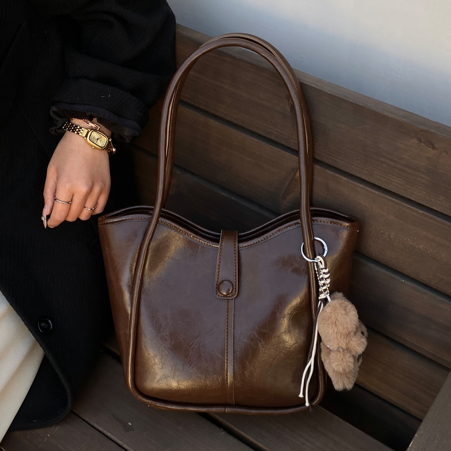 复古高级感油蜡皮通勤水桶包