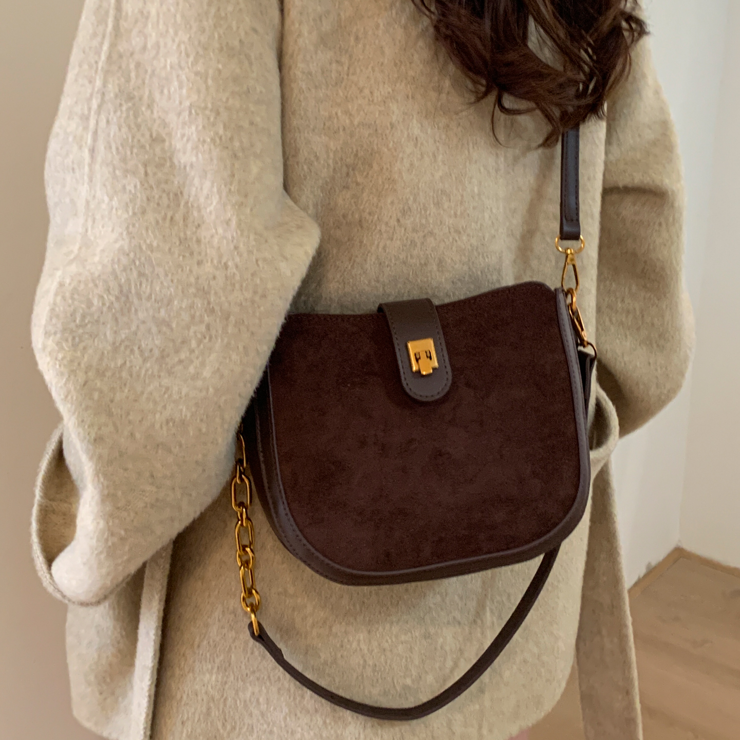 新款绒面小方包复古油皮马鞍包