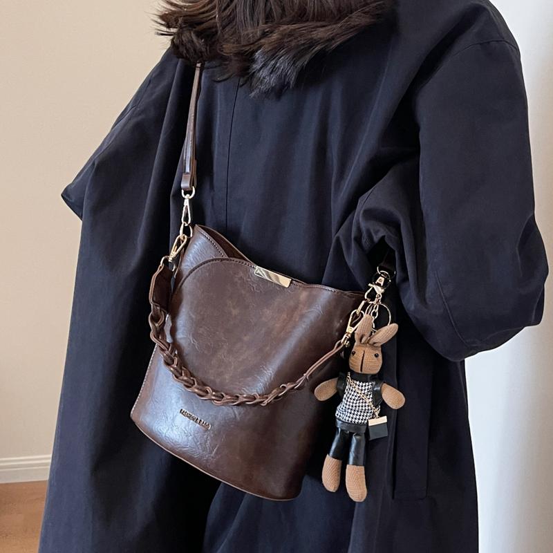 手提水桶包包女2025新款秋冬流行轻奢小众高级质感通勤单肩斜挎包