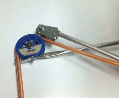 商品描述：飞越杠杆式弯管器 VBT-5 7/8" 6把/箱单位：把型号：VBT-5 7/8"别名： 货号：销售说明： 商品介绍 商品用途： 弯曲紫铜管的专用工具 适用范围： 可以弯所有金属软管、薄壁铜管、已退火的硬管 商品特点： 1.每一种弯管器仅弯一个尺寸 2.带有固定的钩，从90°开始弯曲可以