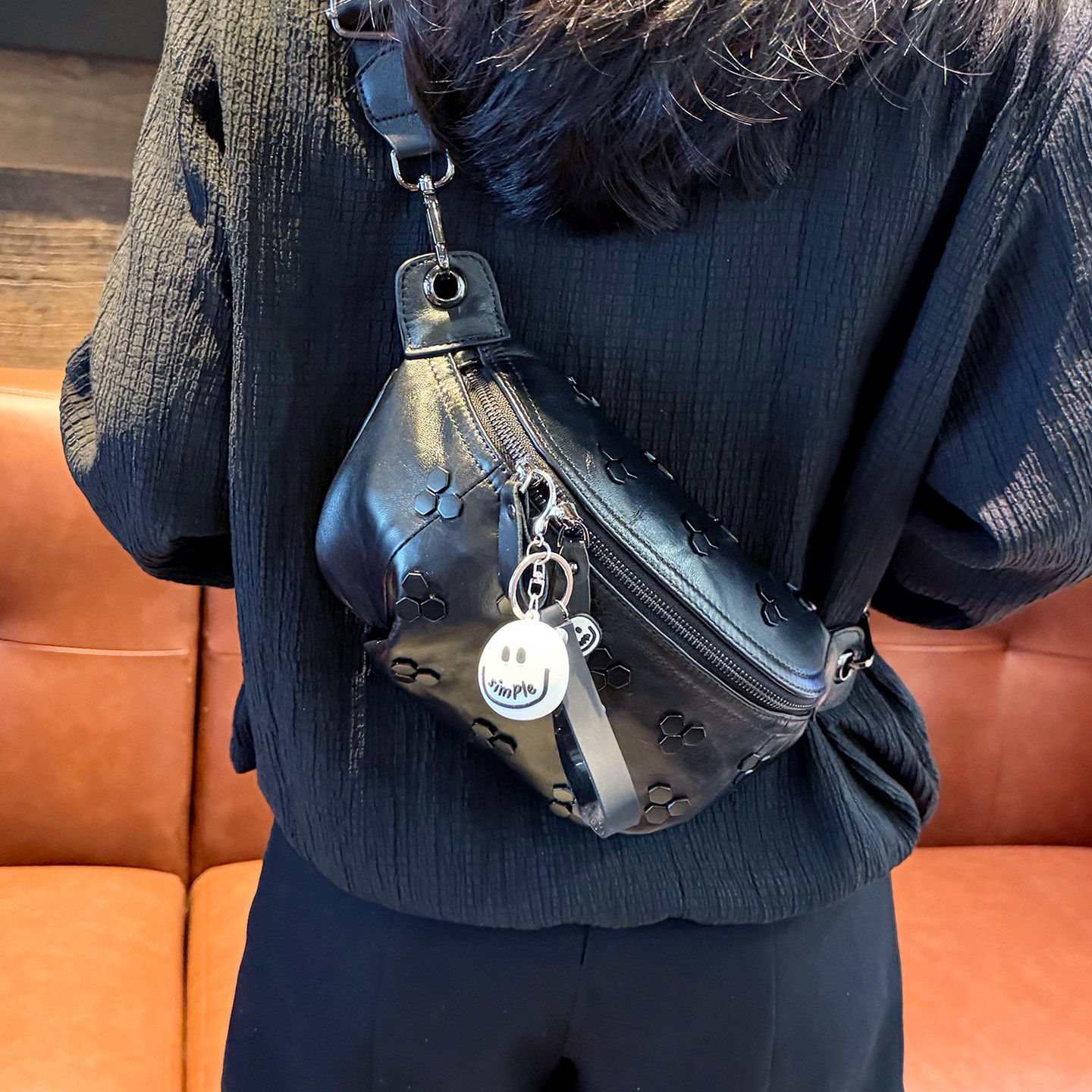 法国DUDK品牌真皮质感铆钉马鞍包女新款宽肩带通勤轻便单肩斜挎包