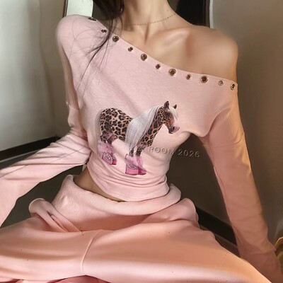 美式复古铆钉斜露肩小马女T恤