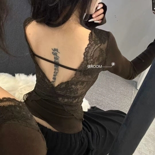 张ROOM秋冬新款 显瘦T恤女辣妹风上衣内搭打底 性感蕾丝拼接V领修身