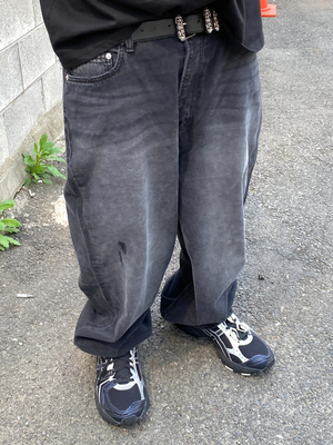 Undermycar黑色水洗做旧牛仔裤