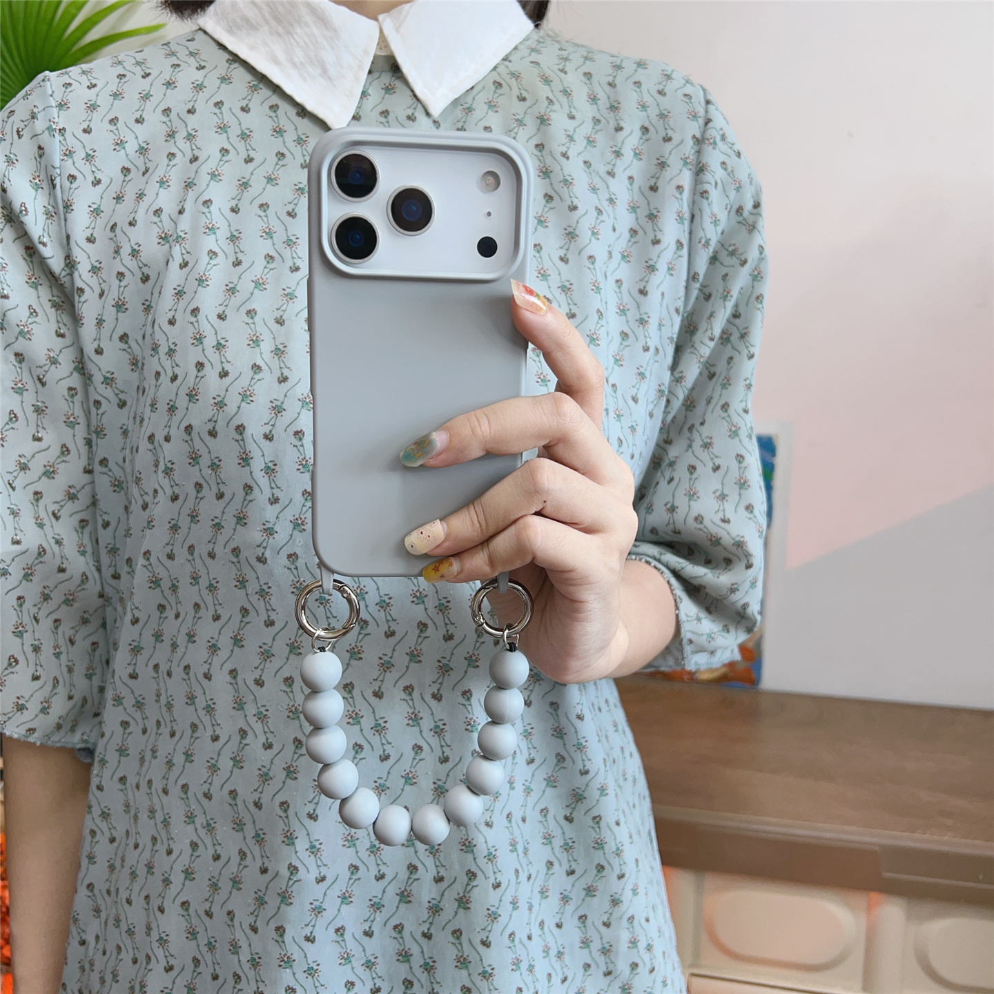 冷淡风灰色弹力手拎珠手机壳